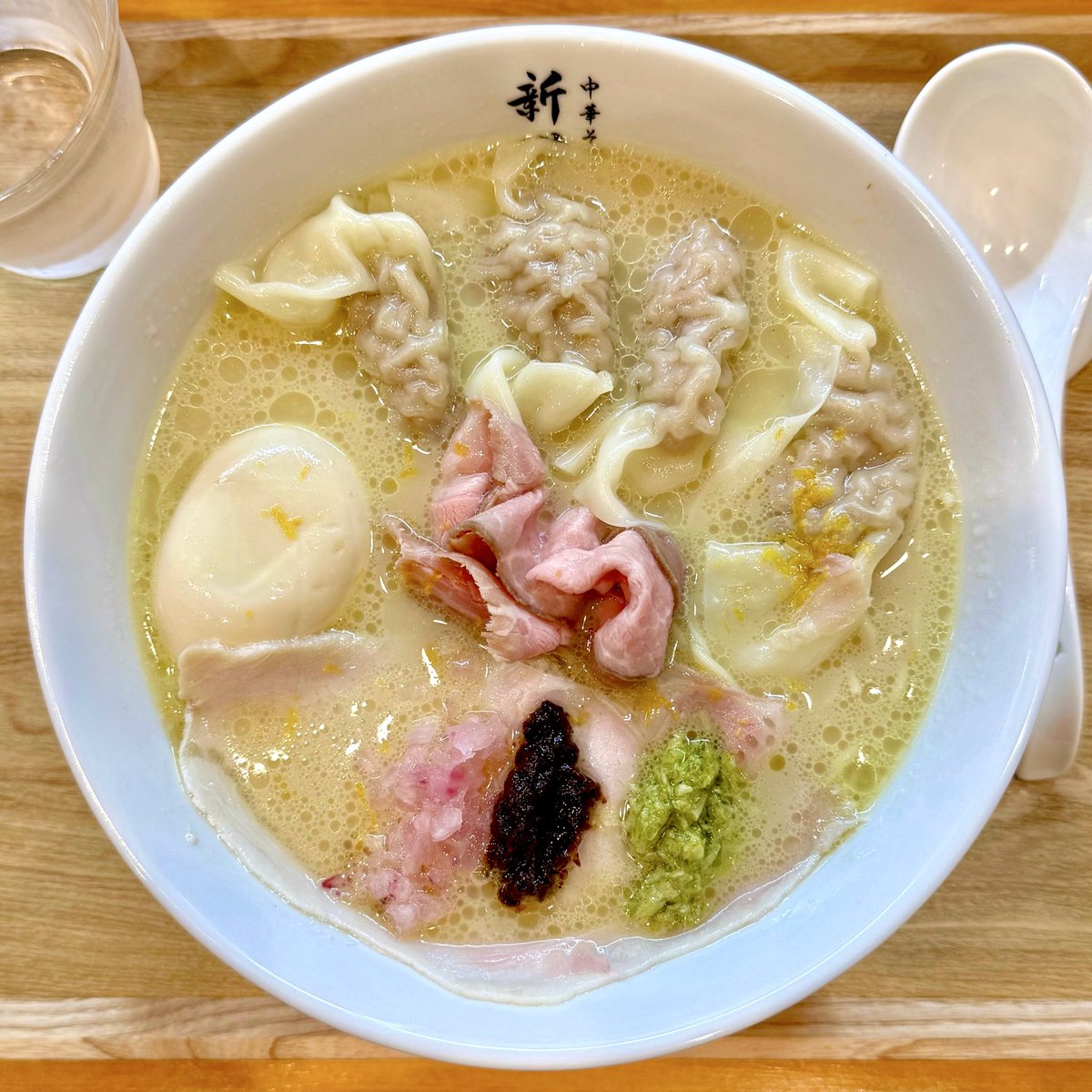 中華そば 新増田 @千歳烏山
鶏白湯肉ワンタンメン¥1800
味玉¥100
※キャッシュレス決済

スープは優しい鶏の旨味にトリュフの香り！ワンタンは肉汁たっぷりの肉餡がぎっしりで食べ応え抜群！緑の葱ペーストや黒いガーリックペーストを溶かすとどこかイタリアンなお洒落な美味しさに！ご馳走様でした！
