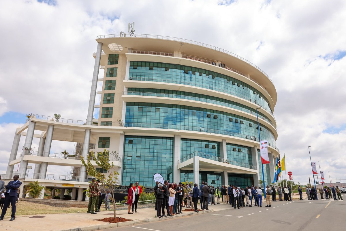 county017's tweet photo. Governor @GvnMutula welcomes President @WilliamsRuto and other national leaders for the official launch of Phase One of the Konza City projects.
Makueni County takes pride in witnessing the continued growth and development of Konza Technopolis. #konzacity https://t.co/6bXWf6Htc6