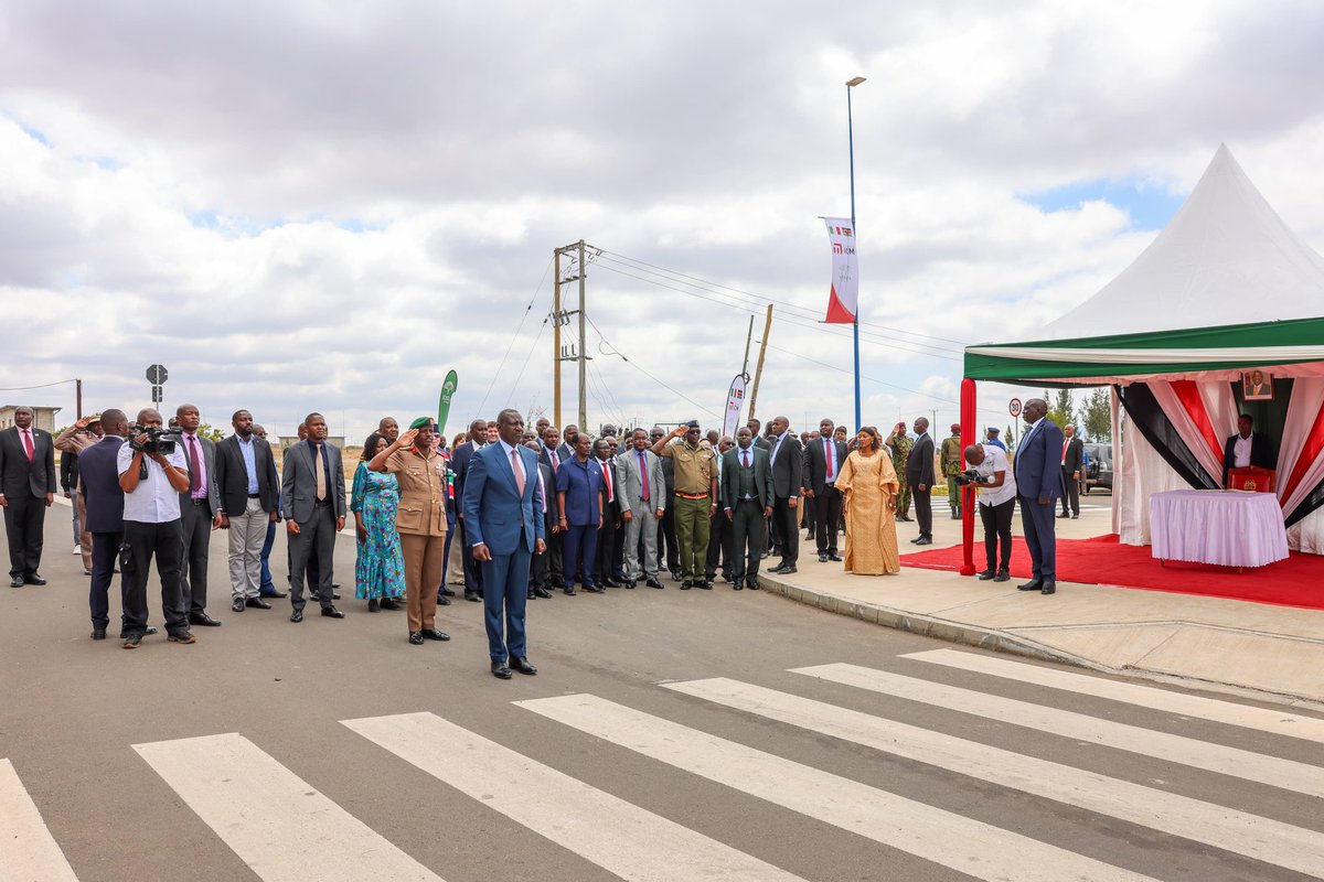 county017's tweet photo. Governor @GvnMutula welcomes President @WilliamsRuto and other national leaders for the official launch of Phase One of the Konza City projects.
Makueni County takes pride in witnessing the continued growth and development of Konza Technopolis. #konzacity https://t.co/6bXWf6Htc6