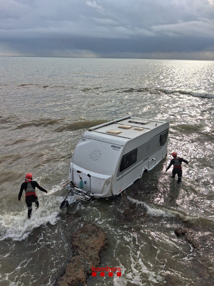bomberscat's tweet photo. 📷 A Alcanar comprovem, amb #GRAESub #bomberscat, que no hi ha ningú a l'interior d'una caravana que ha estat arrossegada per l'aigua fins el mar. https://t.co/EUrSlrjl9M