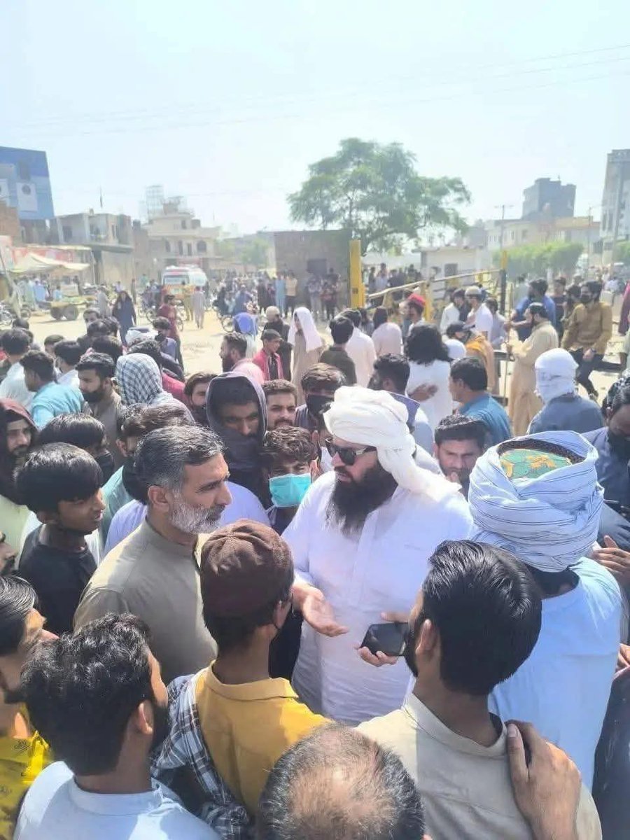 پیر سید شبیر شاہ صاحب آستانہ عالیہ چندووال شریف نارووال سیالکوٹ پھاٹک پر موجود ہیں احتجاج ہو رہا ہے تمام کارکنان جلد از جلد نارووال پہنچیں
#پوراملک_جام_کردو
#پاکستان_بن_گیاغزہ
 #گولی_کیوں_چلارہےہو