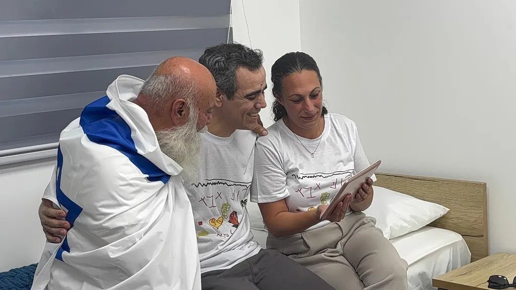 rabbi_lipasa's tweet image. Les otages israéliens Omri Miran et Alon Ohel ont enfin retrouvé leurs familles après leur libération. 🇮🇱

#Hostages  #Otages #OtagesIsraeliens