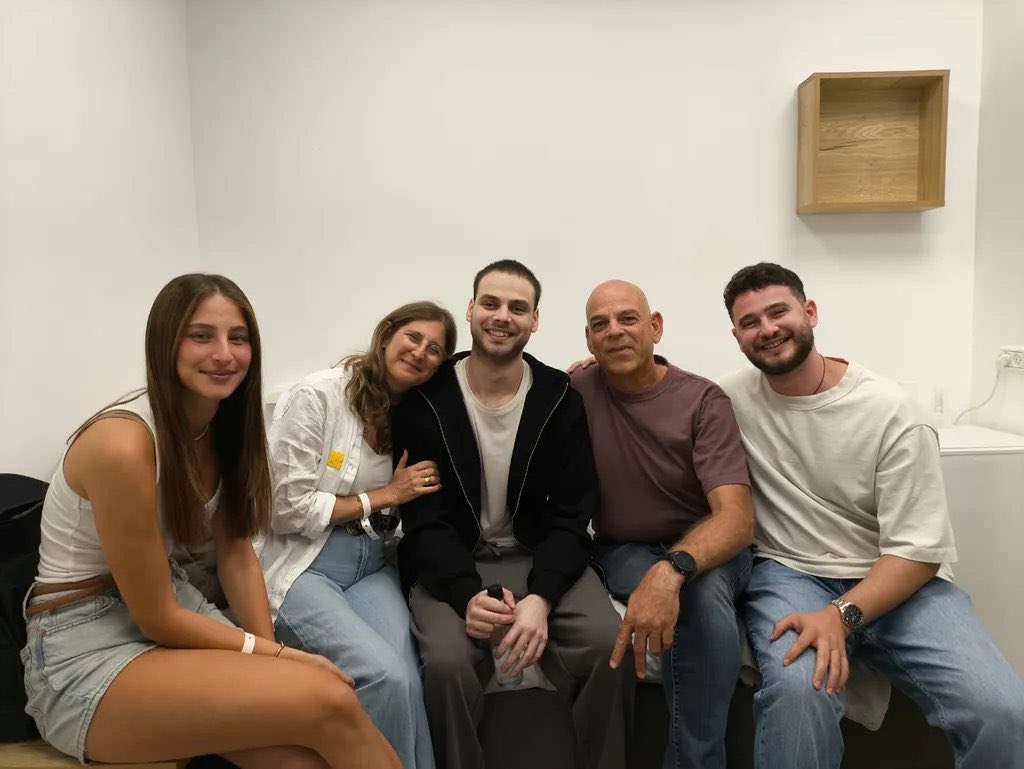 rabbi_lipasa's tweet image. Les otages israéliens Omri Miran et Alon Ohel ont enfin retrouvé leurs familles après leur libération. 🇮🇱

#Hostages  #Otages #OtagesIsraeliens