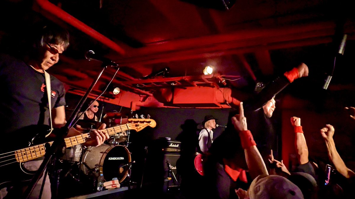 saigen3's tweet photo. 昨夜　キングコブラのARBカバーナイト
大熱狂でした！
会場全員が拳を突き上げ歌っていた！
有難う御座いました✨
#ARB https://t.co/4qIQv6Gbp3
