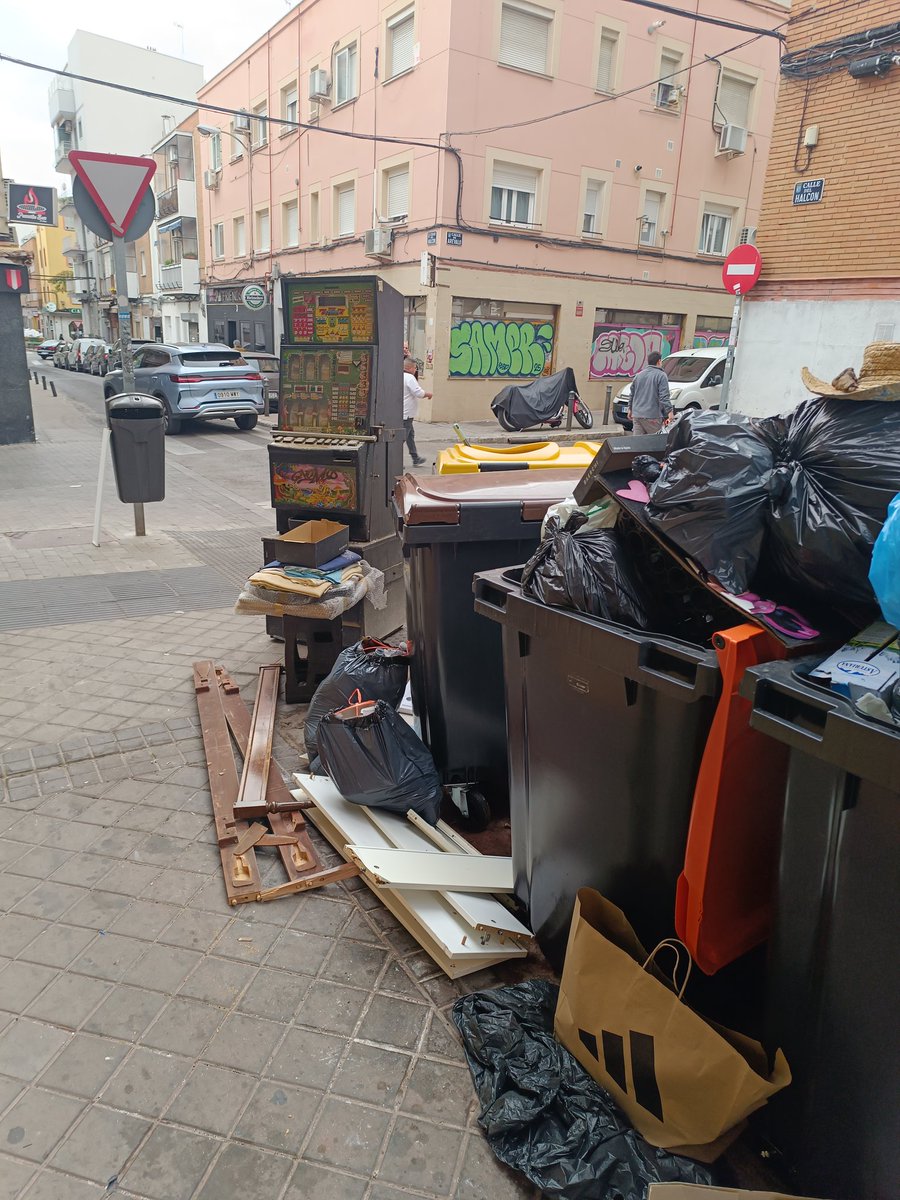 MpgMarisol's tweet photo. Solicito retirada de residuos en calle Halcón esquina Calle Arevalo, siguen sacando residuos para acumular en este punto https://t.co/zOrQvNY4i2