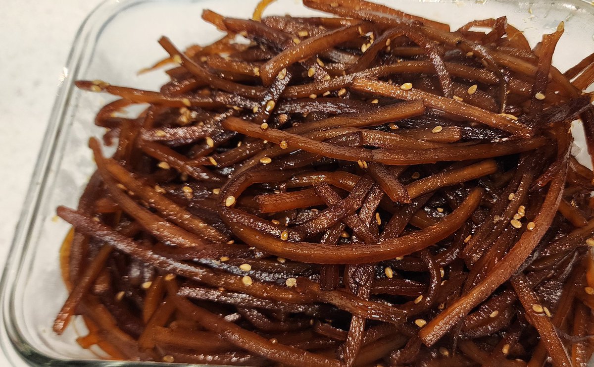 약불에 은근히 조렸더니 식감이 딱 좋다. 
안 짜게 하면서도 색깔을 내려면 노두유를 넣으면 맛깔난 색 됨.
양이 생각보다 넉넉한데 나중에 김밥을 말아야 하나 고민 중;
덜 조려져서 저녁 먹으면서 조금만 덜어줬는데 중간에 두 번 리필해서 먹음.
우엉조림 넘 좋아...ㅡㅜ