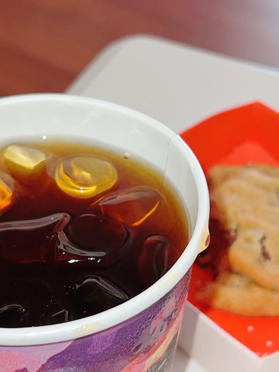 ايش يقول الشاعر في القهوة ؟ 

"صباحي بكِ يزهو ، وهمسي بكِ يُحكى
وفي طعمِكِ الدفءُ ، وفي كلِّ رشفةٍ منك حياةٌ،
تُراقصينَ الحواسَ، فتذوبُ الأحزانُ."