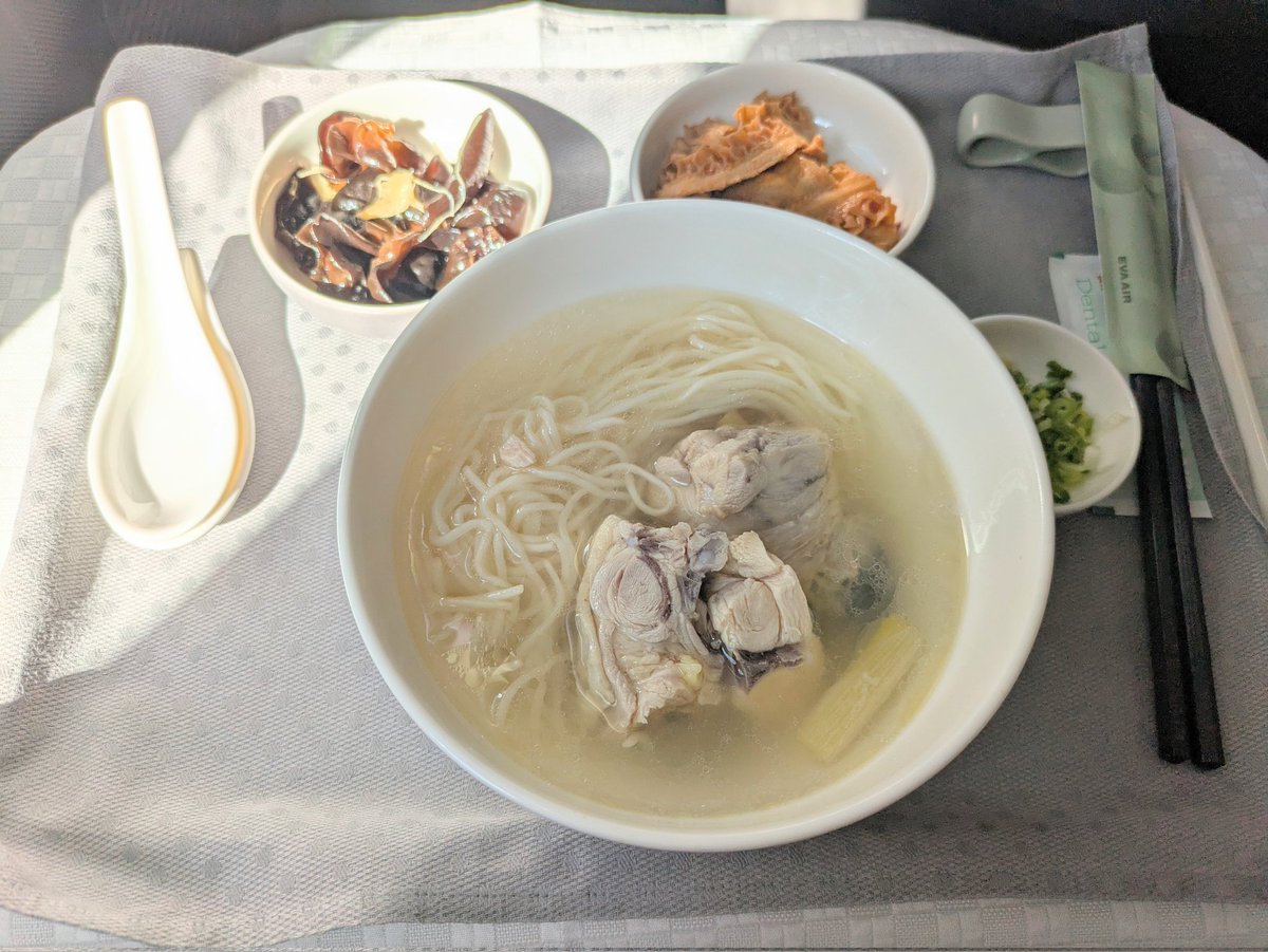 zenji_78's tweet photo. BR 130便
台北･���園→関西

エバー航空で初のビジネスクラス
鼎泰豊の麺、めっちゃ美味かった！ https://t.co/bhkUCuZkeH