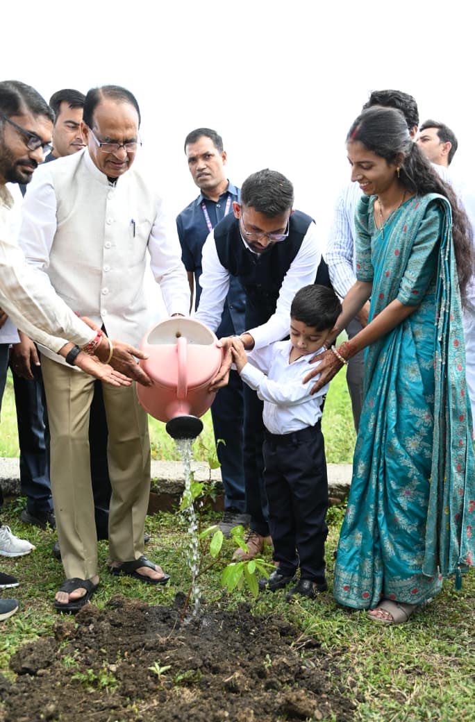 प्रतिदिन पौधरोपण के संकल्प के क्रम में आज भोपाल स्थित स्मार्ट सिटी पार्क में पौधा रोपा। पौधरोपण से धरती हरी-भरी और हमारा जीवन समृद्ध होता है। आइये, हम सब मिलकर पौधे रोपने के इस पुनीत कार्य में सहभागी बनें। 

#OnePlantADay