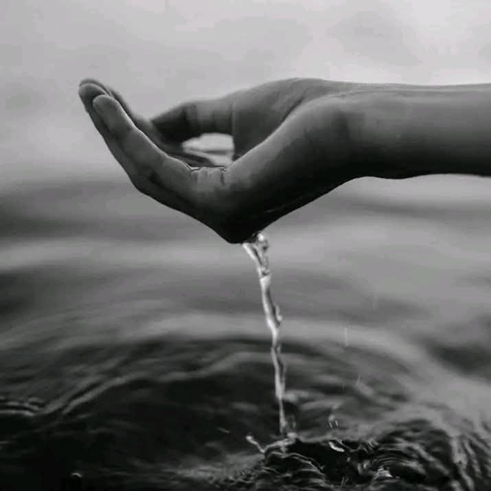 Su gibi ol, lüks değil...hayat için değerli bir şey ol...🍀
