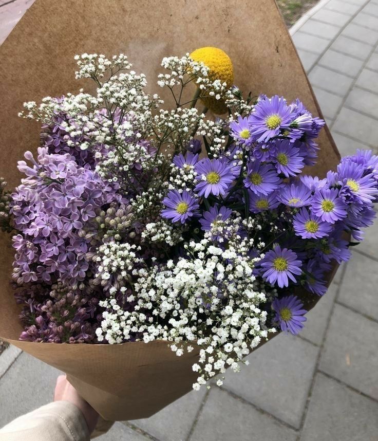 Shhhhhhhhhhhhhhh don’t tell him but i bought him pretty ass flowers. 😚😚