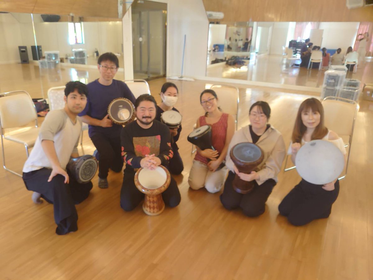 10月13日(月)
29歳になりました。

ダラブッカWSでダラブッカ叩きながら祝われまして楽しかったです。

あと1年で30ですが20代は1つ強みだけを求めてた20代前半に可能性を増やして学びなおした20代後半だったなとしみじみ思います。
来年も自分は新しい何かを学んでいるだろうか。楽しみだ。