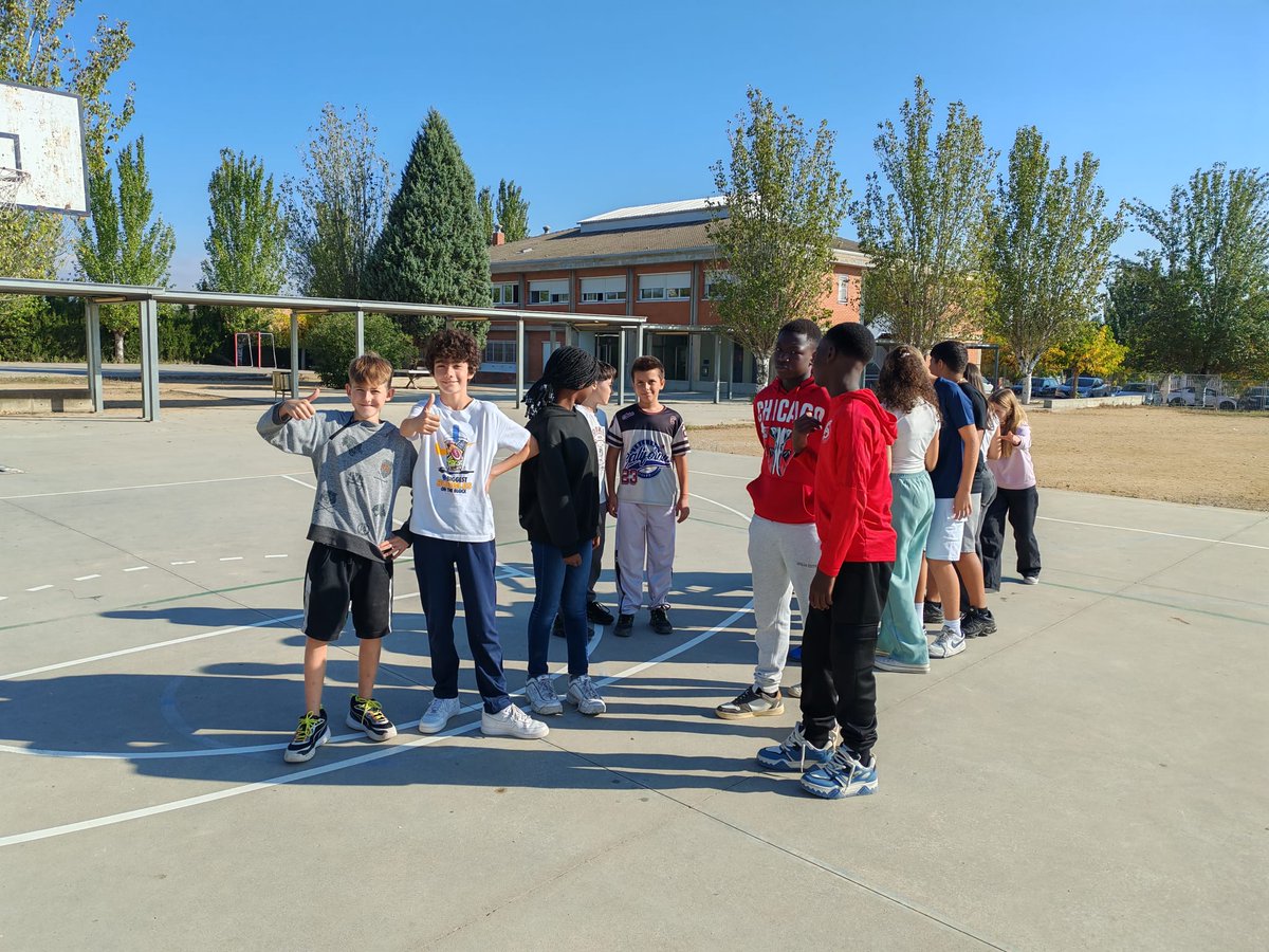 INSALMENAR's tweet image. L’alumnat de 1r d’ESO participa a tutoria en dinàmiques de cohesió i treball en equip 🤝🎯
Jocs i activitats per conèixer-se millor, reforçar vincles i crear un bon clima d’aula 💬💙
#1rESO #Tutoria #Cohesió #TreballEnEquip #Convivència #InstitutAlmenar