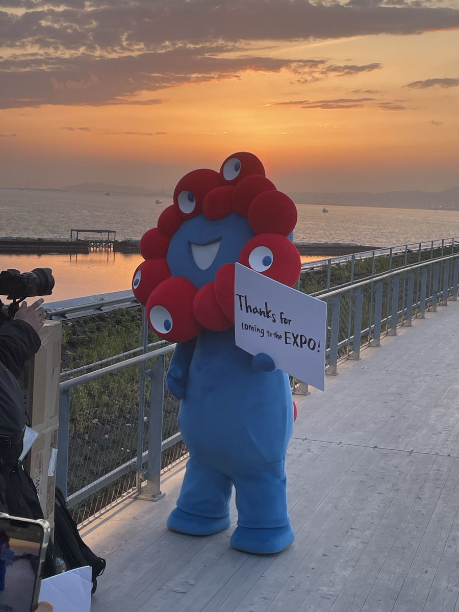 nbzfn0219's tweet photo. テストランの日にこの写真の撮影現場に遭遇しました！
待ち受けにしてた秘蔵っ子ですが、皆さまにお裾分けします！

#EXPO2025 #EXPO2025Forever #大阪関西万博 #万博 #ミャクミャク
#ミャクミャク様 https://t.co/8slIV6oDzJ