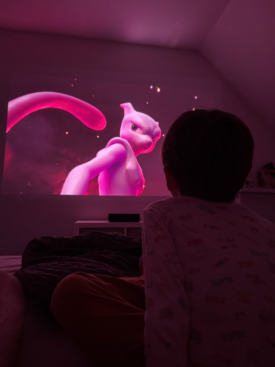 GohanBlog's tweet image. Je crois que je suis pas le seul à être attiré par ce vidéo projecteur chez @Thomson_FRA !