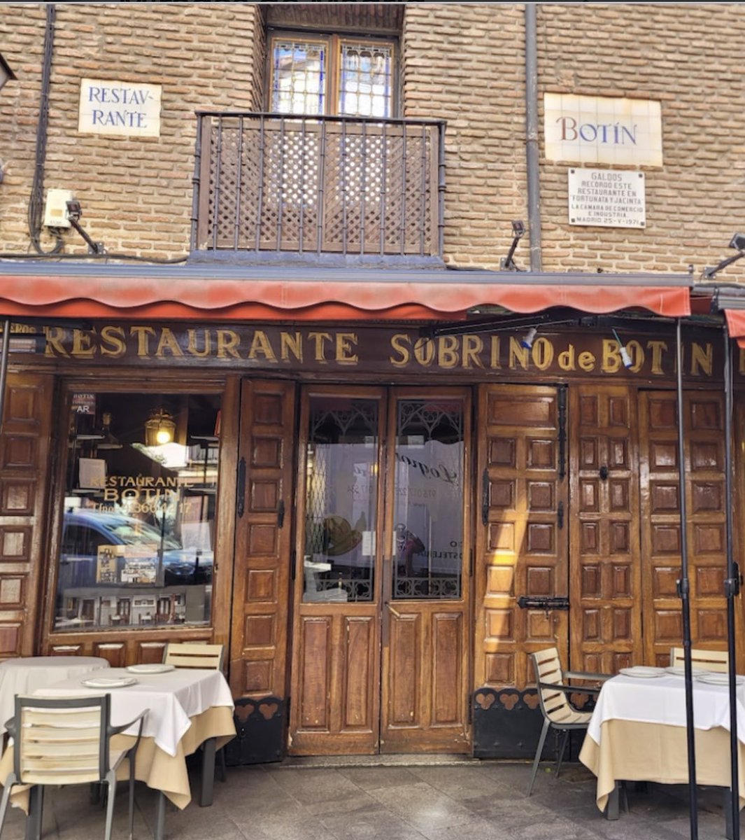 Dünyanın en eski restoranı nerede?

Madrid’de bulunan “Sobrino de Botin” 300 yıldır yani 1725 yılından bu yana açık. Bu özelliği ile Guinness rekorlar kitabı’na da girmiş.
Menüsü nerede ise 300 yıldır değişmemiş ve hala 1725’deki aynı taş fırın kullanılıyor. En ünlü yemeği ise