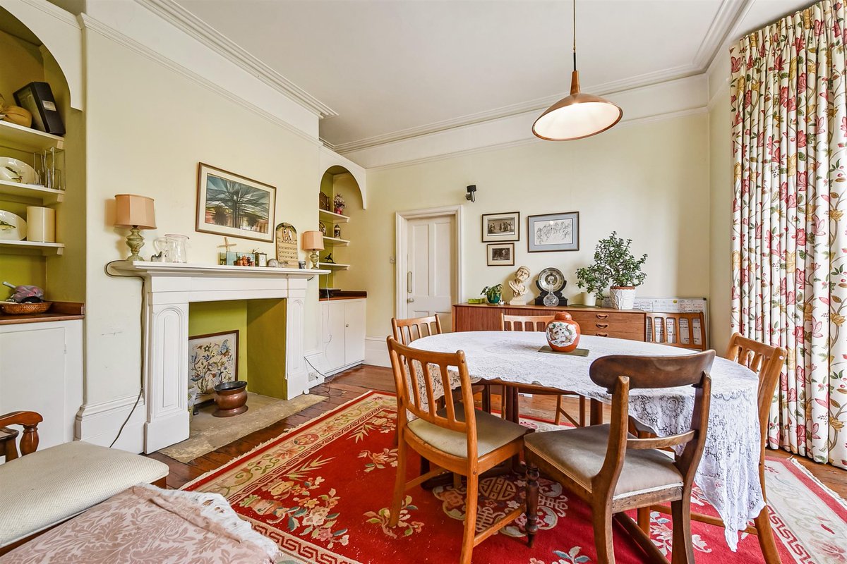 Situated on a very private plot opposite the Peninsula Barracks on Romsey Road in #Winchester is this handsome and grand Greek Revival Victorian Villa #property

Info- pearsons.com/properties/rom…

Call Pearsons Estate Agents Winchester office 01962 853344