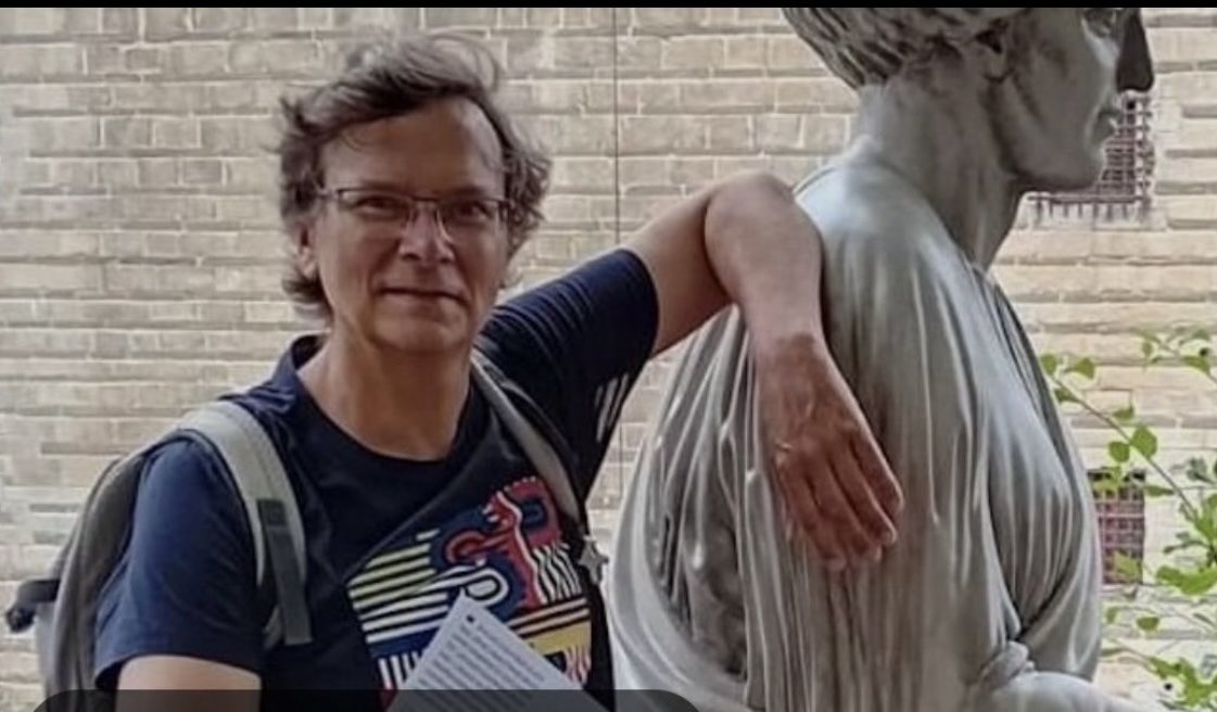 Souvenons-nous de Dominique Bernard, assassiné par un islamiste parce qu'il apportait la lumière.