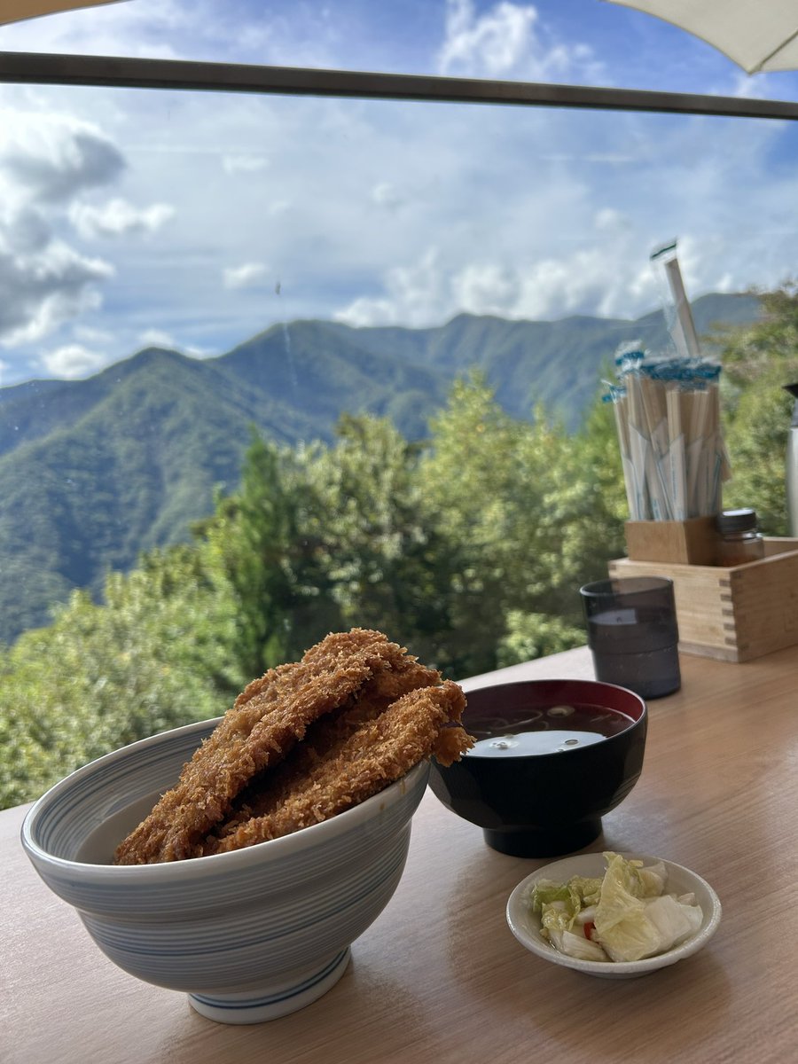 先日、三峰神社に行ってきました。

なんか気になったので意外と迷わずサッと行ってきたんですが、天気にも恵まれ、少し肌寒いけどとても良い空気でした。

草の生え方が美しすぎたので思わず撮ってしまったのは職業病か…？

ワラジカツ美味しかった！