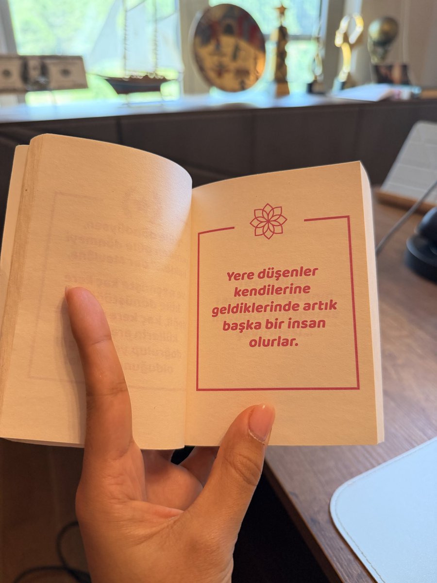Sezenceastrolo1's tweet photo. 🔮Aslan Kova Akrep ve Boğa 
Haftanın mesajı… tılsımlı cevaplar kitabımdan… https://t.co/8AgYLuRm9l
