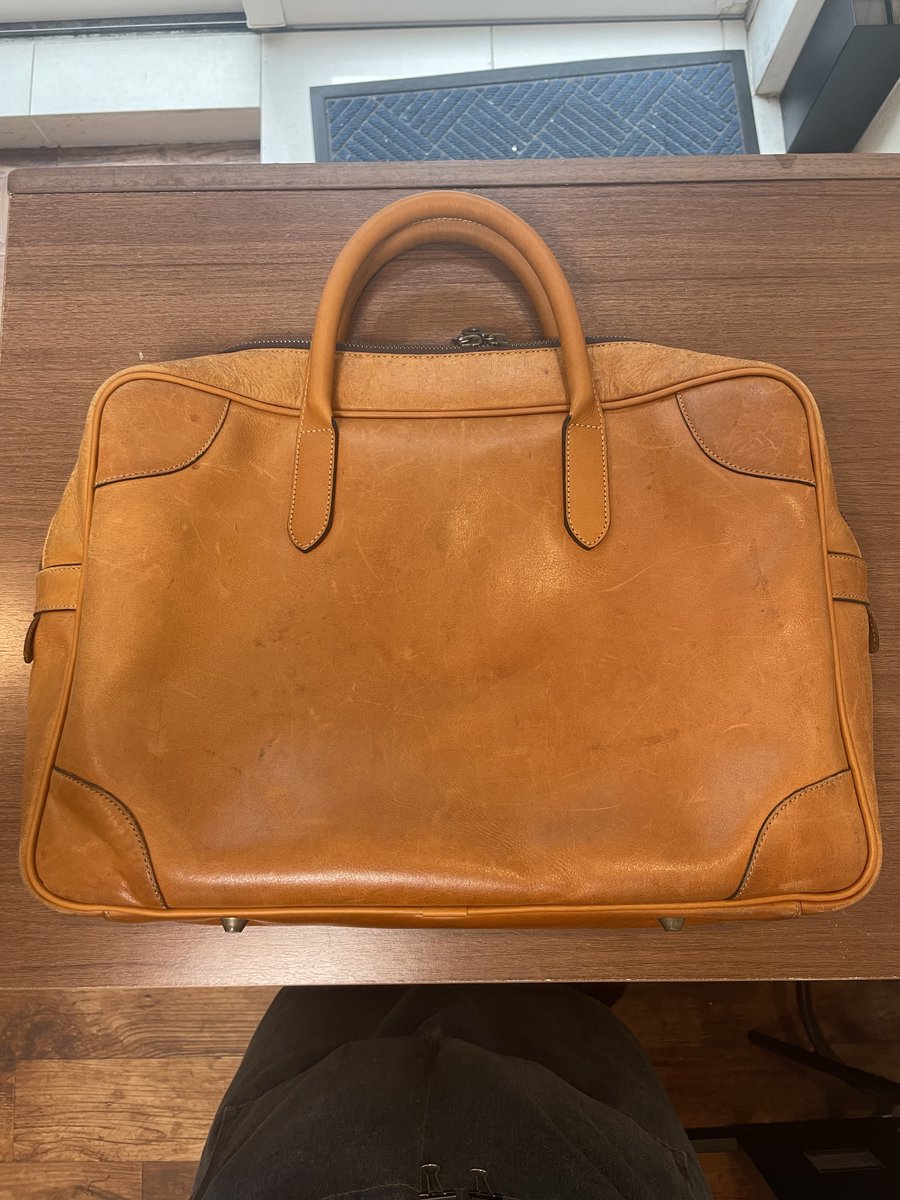 atrandomLtd's tweet photo. 愛用のブリーフケースの持ち手黒ずみなど気になりますよね。
黒ずみは交換での修理が可能です。TUSTINGブリーフケースの持ち手交換ビフォーアフター。
#Tusting #バッグ修理 #スレッドアンドニードル https://t.co/gTjpy6wb5N
