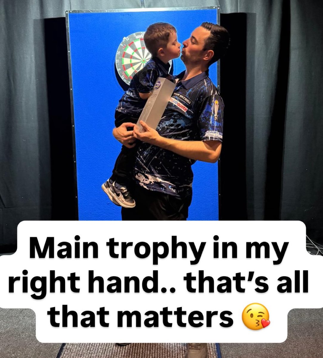 📲 Luke Humphries with his son 🎯❤️