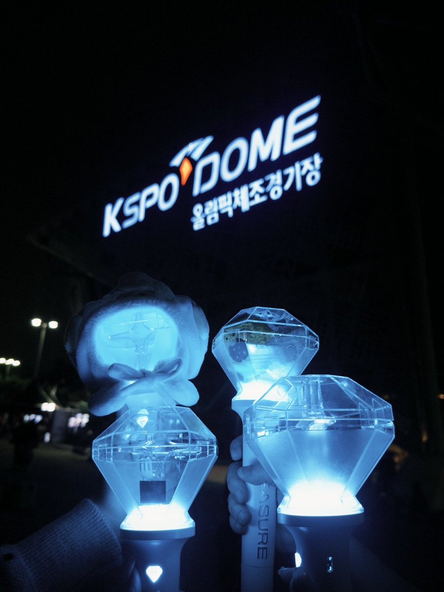 _31oviw_3's tweet photo. 💎10/10~10/12
這次豪不意外也是三天全勤
一直在開玩笑自己是愛到卡慘死 
不過真的度過了非常非常幸福的三天
在演唱會跳到爆汗 手酸腳酸的 這種感覺太好了
都是拖寶石盒的福 下個月日本見吧！🤲🏻 https://t.co/aZ3M3U7t0S