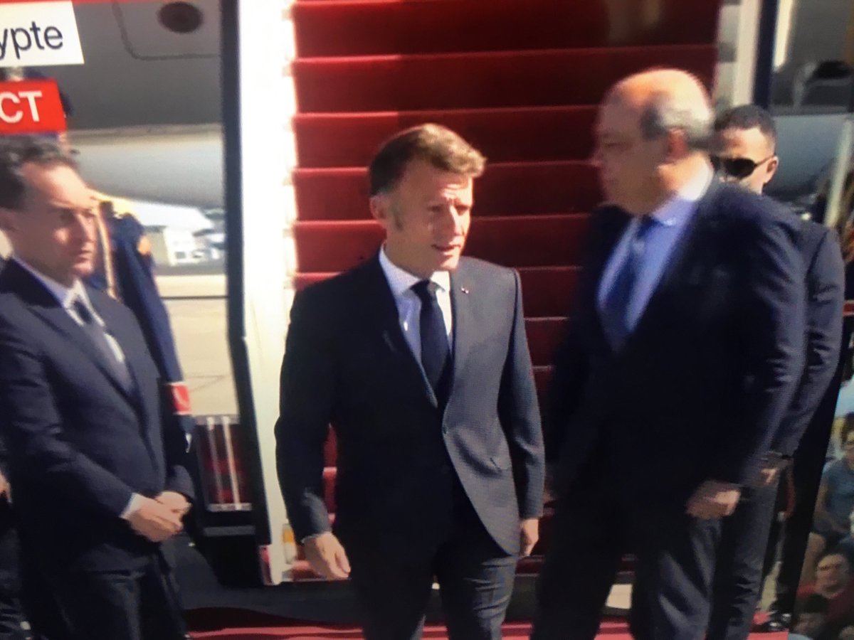 Macron est reçu en Égypte par seulement un membre du gouvernement...  l' insignifiance du personnage nous humilie !