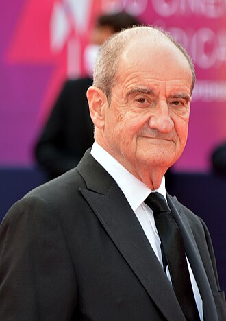 french_report78's tweet photo. Bonjour @SebLecornu, @Economie_Gouv, @Matignon 

QUESTION :

Au regard des éléments développés ci-dessous, un déport ciblé de Monsieur Roland Lescure sur les arbitrages budgétaires relatifs à l’audiovisuel public a-t-il été envisagé, acté ou inscrit au registre public des déports prévu par le décret du 28 décembre 2017 ?

FAITS :

L’audiovisuel public est financé par une fraction du produit de la TVA, conformément à la loi organique n° 2024-1177 du 13 décembre 2024 relative à la pérennisation de son financement.

Les dotations correspondantes figurent au compte d’avances à l’audiovisuel public, inscrit dans la loi de finances annuelle et préparé sous l’autorité du ministre de l’Économie et des Finances, responsable de la préparation et de l’exécution du budget de l’État ainsi que de la Direction du budget.

À ce titre, M. Roland Lescure participe, avec la ministre de la Culture et sous l’arbitrage du Premier ministre, à la définition des enveloppes financières allouées aux sociétés de l’audiovisuel public.

Son demi-frère, Monsieur Pierre Lescure, anime Beau Geste sur France 2, produite par Black Dynamite (groupe Mediawan), et intervient dans C à vous sur France 5, produite par Troisième Œil (Mediawan). Monsieur Pierre Lescure a été président du conseil de surveillance de Mediawan de 2017 à 2021 et demeure membre du conseil de surveillance de Mediawan Holding.

Les entités françaises de Mediawan qui produisent pour les antennes publiques affichent des chiffres d’affaires annuels de l’ordre de dizaines de millions d’euros. Mediawan France (ex Mediawan Prod) réalise 22,6 M€ en 2024, 12,8 M€ en 2023, 12,9 M€ en 2022. Troisième Œil Productions réalise 18,9 M€ en 2024, 22,8 M€ en 2023. Black Dynamite Production réalise 19,8 M€ en 2024, 11,5 M€ en 2023. Maximal Productions (producteur notamment de C dans l’air) réalise 10,1 M€ en 2023, 11,1 M€ en 2022.
Par ailleurs, des analyses sectorielles indiquent que France Télévisions est un client majeur de Mediawan (environ 40 % de l’activité en volumes d’œuvres en 2023), ce qui confirme l’importance des relations économiques entre Mediawan et l’audiovisuel public, tout en rappelant que �� volume » n’équivaut pas à « montant ».

RAPPEL :

Le décret n° 2017-1792 du 28 décembre 2017 prévoit l’abstention d’un membre du Gouvernement lorsqu’il se trouve en situation ou apparence de conflit d’intérêts, ainsi que l’inscription de ce déport au registre public des déports tenu par les services du Premier ministre.

La Haute Autorité pour la transparence de la vie publique, dans son Guide déontologique II (2021) et au regard de l’article 2 de la loi n° 2013-907 du 11 octobre 2013, rappelle qu’il convient d’éviter non seulement les conflits d’intérêts réels mais aussi leur apparence, notamment lorsque des liens familiaux ou économiques sont susceptibles d’influencer ou de paraître influencer des décisions publiques.