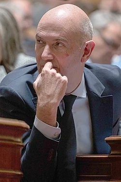 Bonjour <a href="/SebLecornu/">Sébastien Lecornu</a>, <a href="/Economie_Gouv/">Ministère de l'Économie et des Finances</a>, <a href="/Matignon/">Matignon</a> 

QUESTION :

Au regard des éléments développés ci-dessous, un déport ciblé de Monsieur Roland Lescure sur les arbitrages budgétaires relatifs à l’audiovisuel public a-t-il été envisagé, acté ou inscrit au registre public des déports