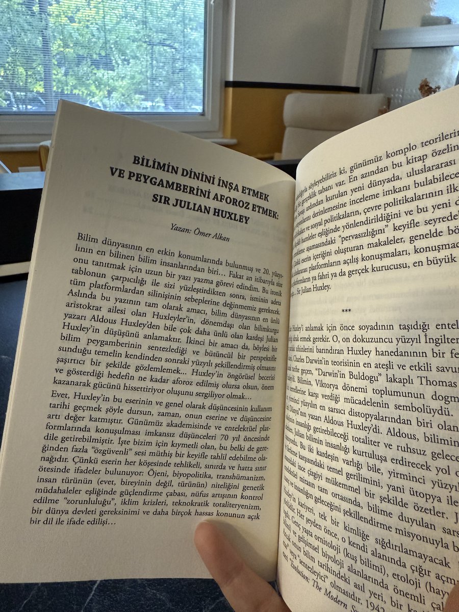 Kitaba giriş yazısı olarak bu yazımı da okumanızı öneririm. 
Julian Huxley gibi müthiş etkin ve önemli bir ismin literatürden silinişini de anlayabiliriz bu şekilde.

Çok naif bir özgüvenle, optimizmle konuşmuş, ilk konuşan olmasının verdiği rahatlıkla... Muazzam bir eser.