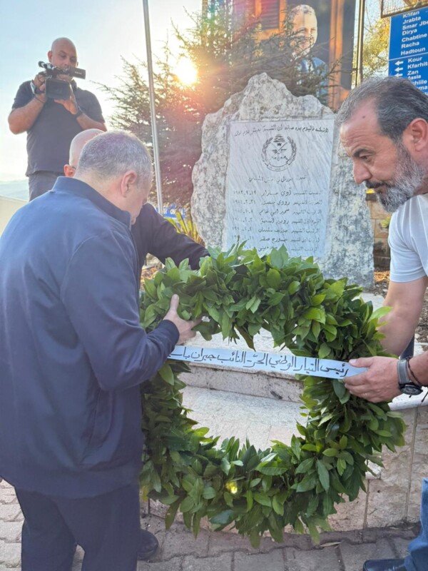 #١٣_تشرين
ذكرى محفورة بالقلب والوجدان ❤️
ذكرى لا يمكن للتاريخ محوها لان دماء الابطال الشهداء روت الأرض وانبتت جيلاً مملؤ كرامة وعنفوان ✌️
#دائماً_أبداً_لبنان