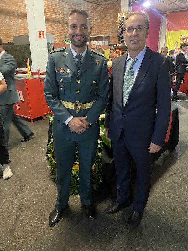 Nuestros concejales Carlos Bonet (portavoz) y Federico Martínez (portavoz adjunto) en la Fiesta de la Hispanidad y Día de la Virgen del Pilar. ¡Vamos Vecinos!