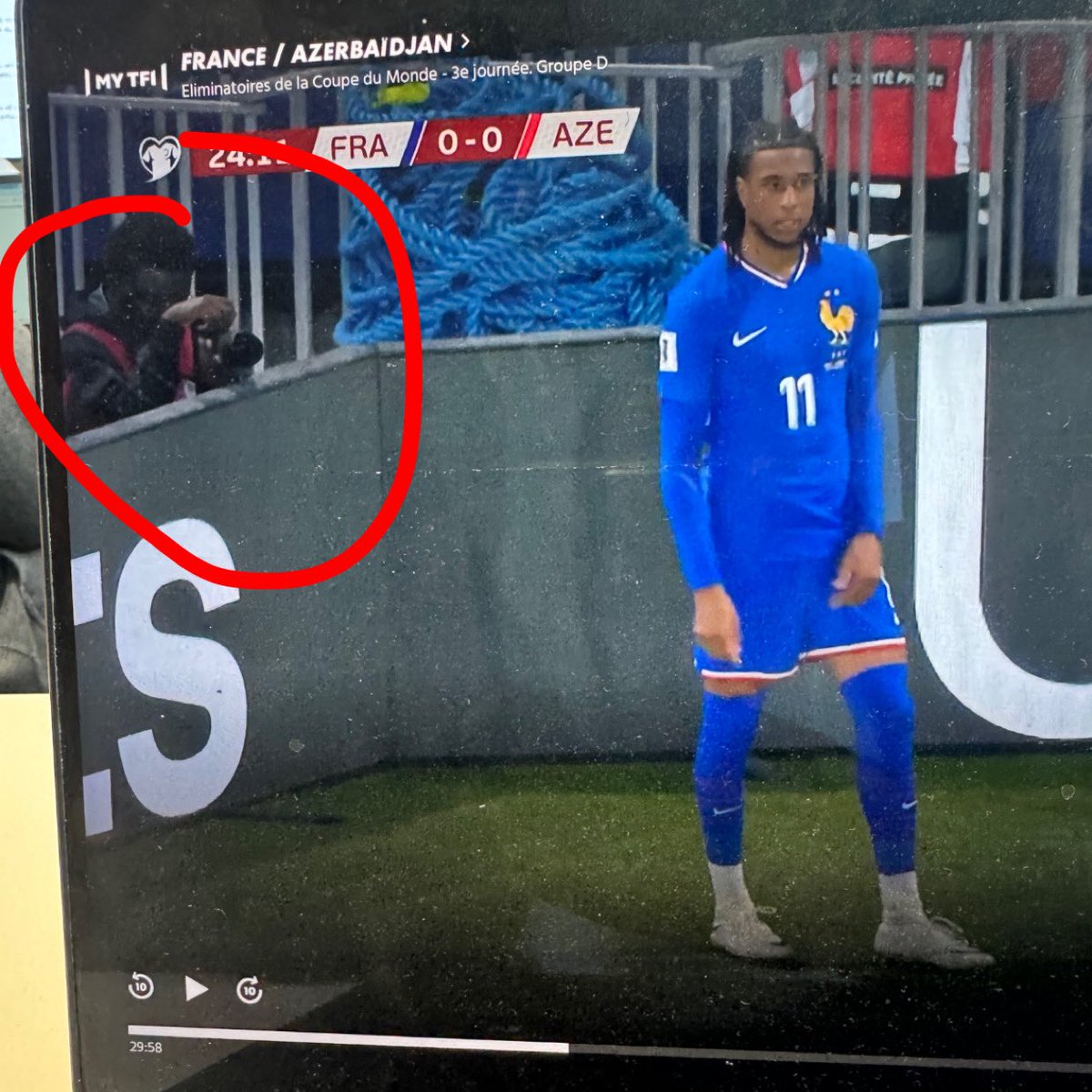 laloumance's tweet image. La position &amp;amp; la photo 😭😭