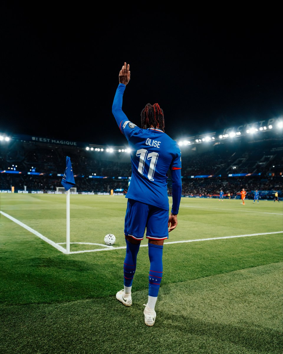 laloumance's tweet image. La position &amp;amp; la photo 😭😭