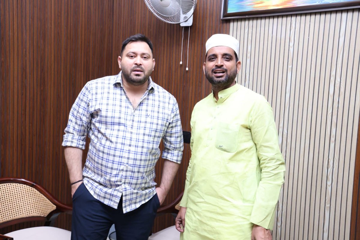 qarisohaibrjd's tweet image. जब तक दंगाई एवं संविधान विरोधी बीजेपी सत्ता में है और मेरी उम्र है बीजेपी से लड़ते रहेंगे। तूफ़ानों से लड़ने में मज़ा ही कुछ और है। हमने संघर्ष पथ चुना है। संघर्ष पथ पर चलते-चलते अच्छे मुसाफ़िर बन निश्चित ही मंजिल प्राप्त करेंगे।
एक महीना पहले बिहार आकर गृहमंत्री अमित शाह जी…