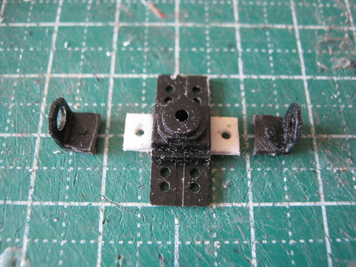 tentetu82's tweet image. #115系 #PULM #改軌大作戦 #TR62
DTと違い橫梁だけ縮めたらいいので工作は簡単。ただしブレーキパッド部（３枚目→部分）はバックゲージより広いので現物合わせで削った。
これで面倒な工作は終了（あ、鈎外し装置があるか！）なので着工から２週間でクライマックス!キットは楽だ。