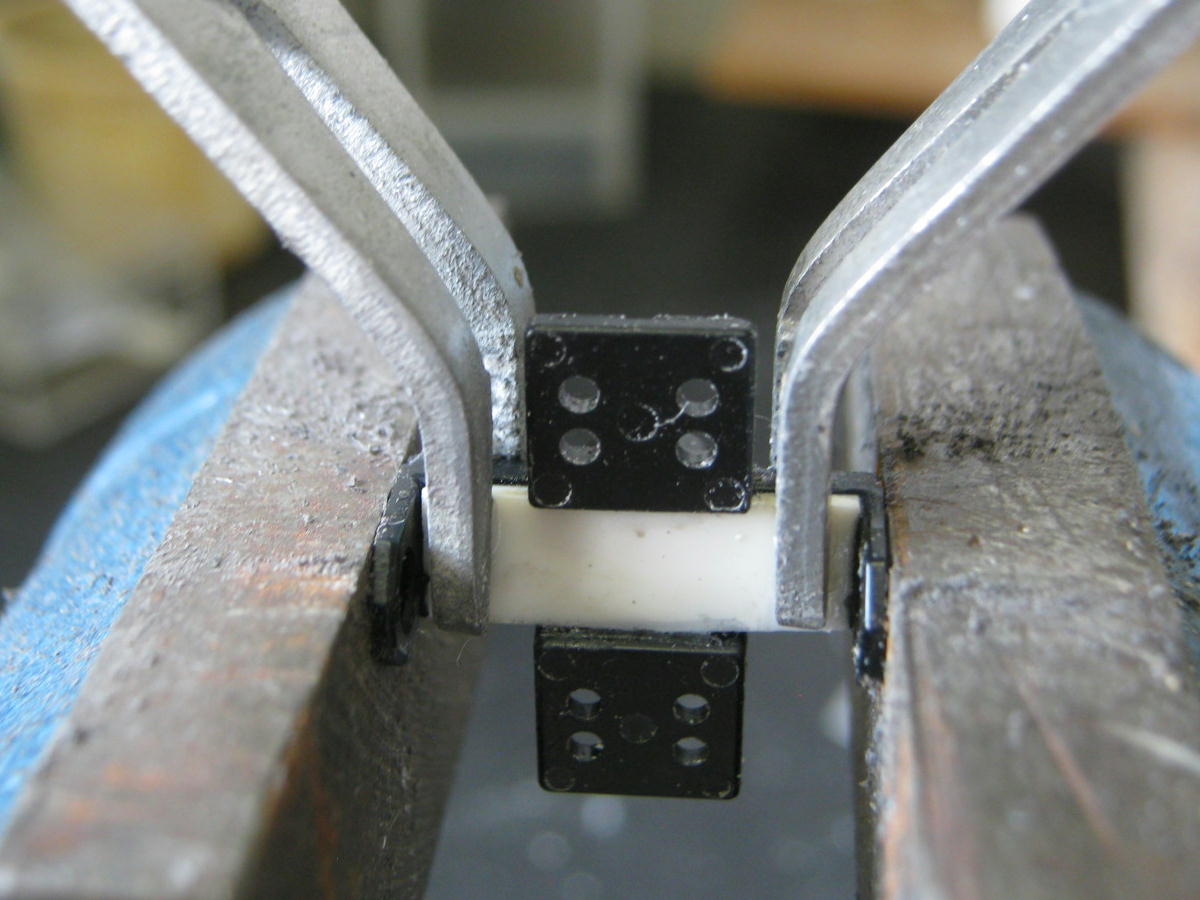 tentetu82's tweet image. #115系 #PULM #改軌大作戦 #TR62
DTと違い橫梁だけ縮めたらいいので工作は簡単。ただしブレーキパッド部（３枚目→部分）はバックゲージより広いので現物合わせで削った。
これで面倒な工作は終了（あ、鈎外し装置があるか！）なので着工から２週間でクライマックス!キットは楽だ。