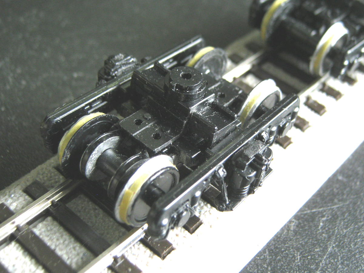 tentetu82's tweet image. #115系 #PULM #改軌大作戦 #TR62
DTと違い橫梁だけ縮めたらいいので工作は簡単。ただしブレーキパッド部（３枚目→部分）はバックゲージより広いので現物合わせで削った。
これで面倒な工作は終了（あ、鈎外し装置があるか！）なので着工から２週間でクライマックス!キットは楽だ。