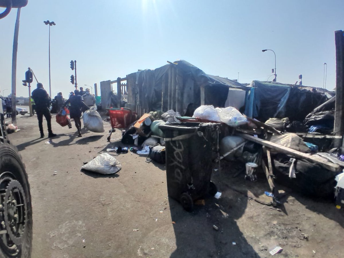 Fidelity_Secure's tweet photo. Hats off to our Fidelity teams, CPF, Councillors, SAPS, Metro &amp; multiple security companies for attending a special operation in Durban central which involved removing vagrants. We are in the community, for the community. 

#WeAreFidelity #Durban #CleanUp #Teamwork #Community https://t.co/PvnTkBJNrx