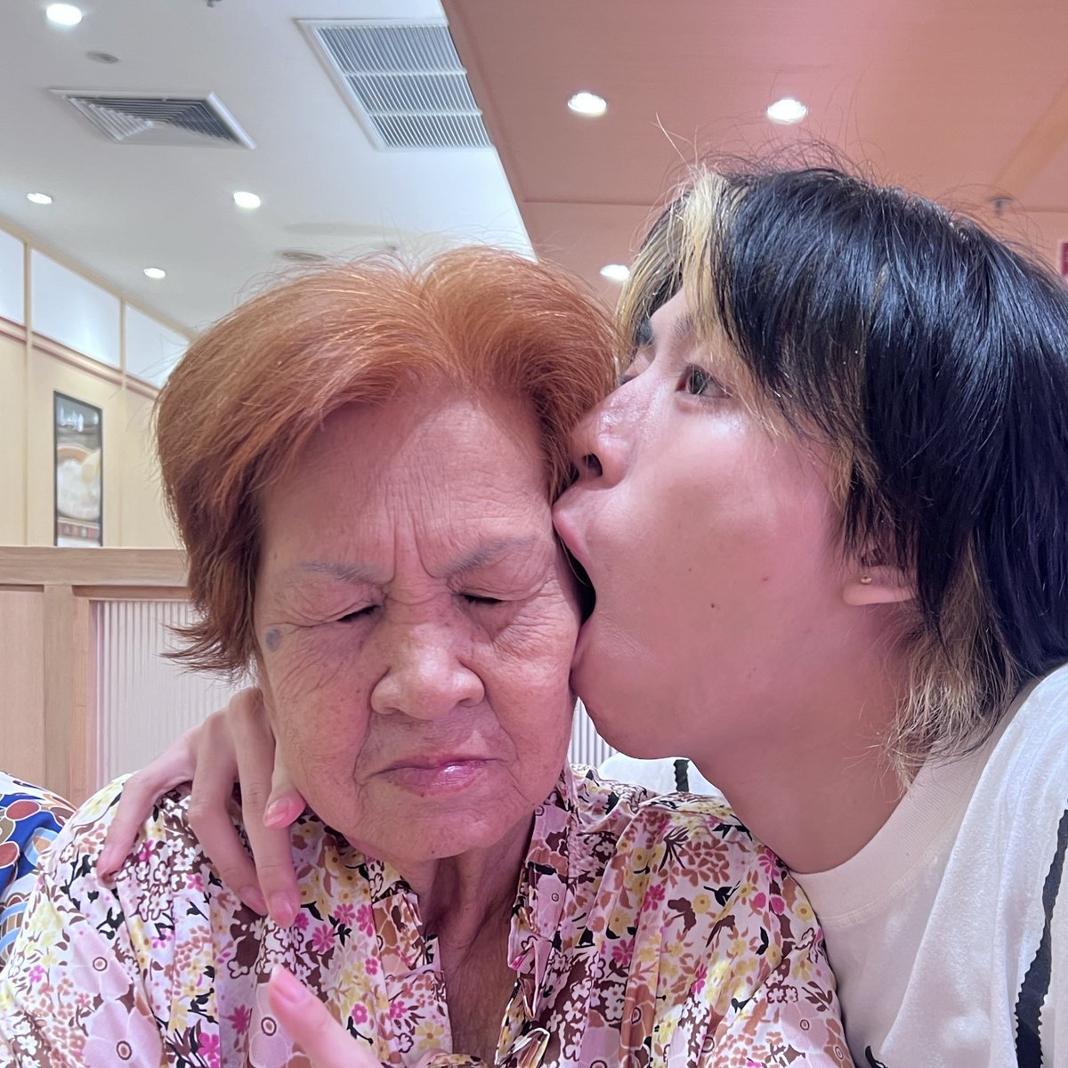 apowachirakon's tweet image. มาทานซูชิกับคุณย่าและครอบครัวค่ะะ อ้าว กินผิด