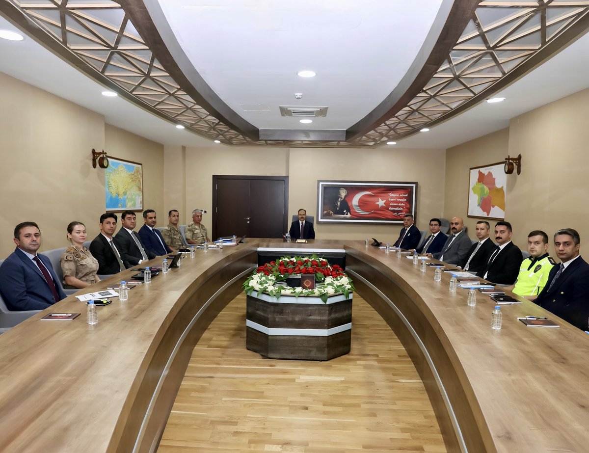 #Siirt il genelinde alınan güvenlik tedbirlerinin değerlendirildiği, 'Haftalık İl Güvenlik ve Asayiş Koordinasyon Toplantısı' Valimiz Sayın 
<a href="/Dr_KemalKzlkaya/">Dr. Kemal KIZILKAYA</a> başkanlığında gerçekleştirildi.

Toplantıda;
✅Asayiş,
✅Terörle Mücadele,
✅Mali ve Organize Suç Örgütleriyle Mücadele,