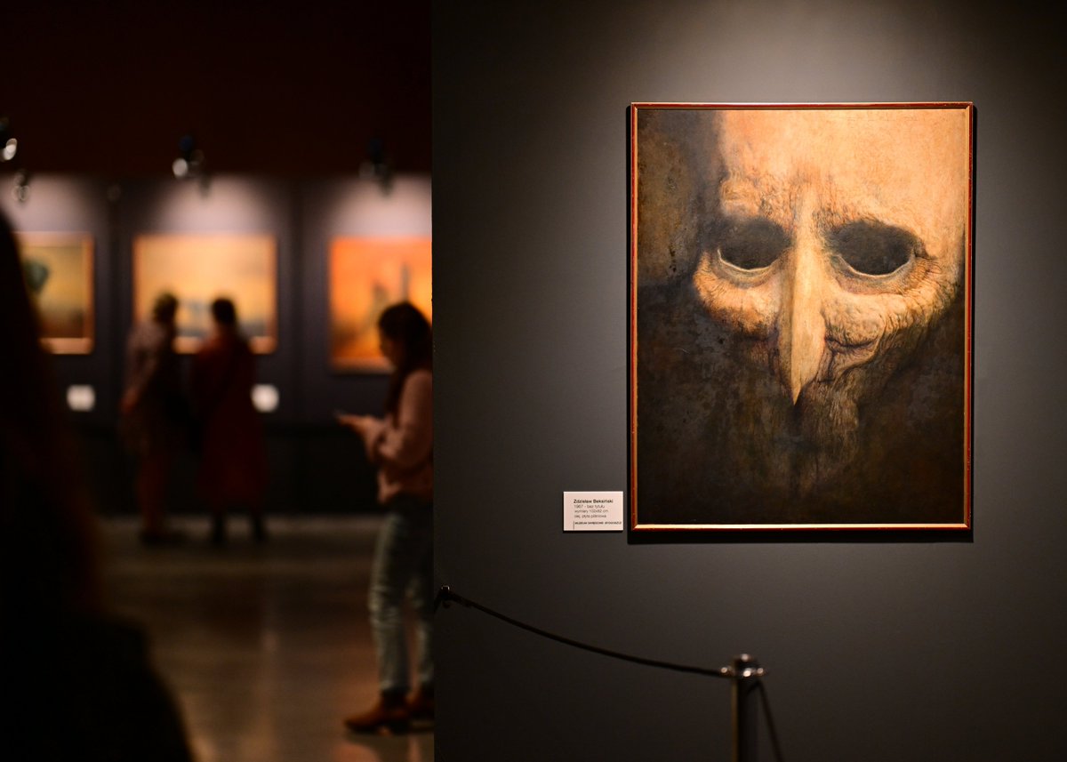 Mistrz Zdzisław Beksiński rozgościł się już na dobre na Cytadeli Warszawskiej! Po kolejnym tłocznym weekendzie dziękujemy wszystkim odwiedzającym, którzy postanowili zanurzyć się w świat jego niezwykłej twórczości 👨‍🎨 #Beksinski 

Przypominamy, że w każdy poniedziałek Muzeum