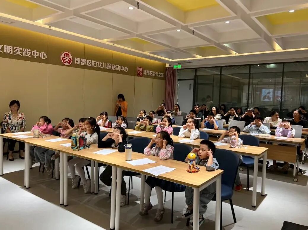 ChinaJimo's tweet photo. The Women's Federation of #Jimo district in #Qingdao, #Shandong province recently hosted a series of events, including artistic paper-cutting, thematic reading sessions, and children's recitations. The activities were designed to engage women and families in the district, enhancing their sense of national pride and appreciation for a fulfilling life.
