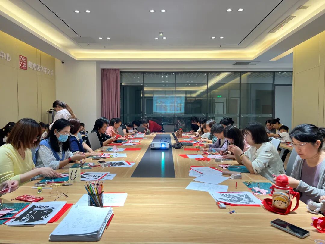 ChinaJimo's tweet photo. The Women's Federation of #Jimo district in #Qingdao, #Shandong province recently hosted a series of events, including artistic paper-cutting, thematic reading sessions, and children's recitations. The activities were designed to engage women and families in the district, enhancing their sense of national pride and appreciation for a fulfilling life.