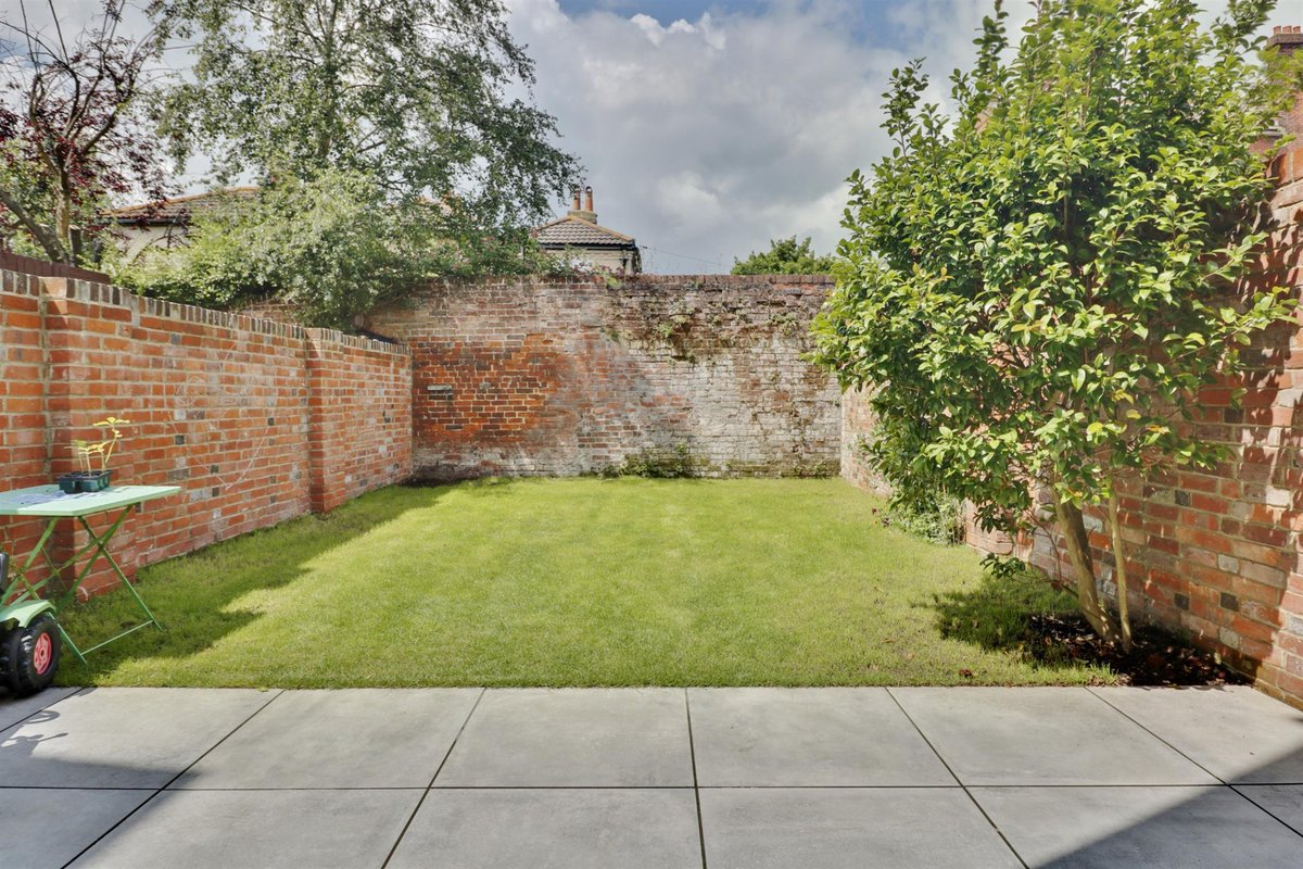 This quite superb detached #property in #Southsea has a traditional period feel and has been meticulously renovated to an exceptional standard. 

Info- pearsons.com/properties/pel…

Call Pearsons Estate Agents Southsea office 023 9273 5558