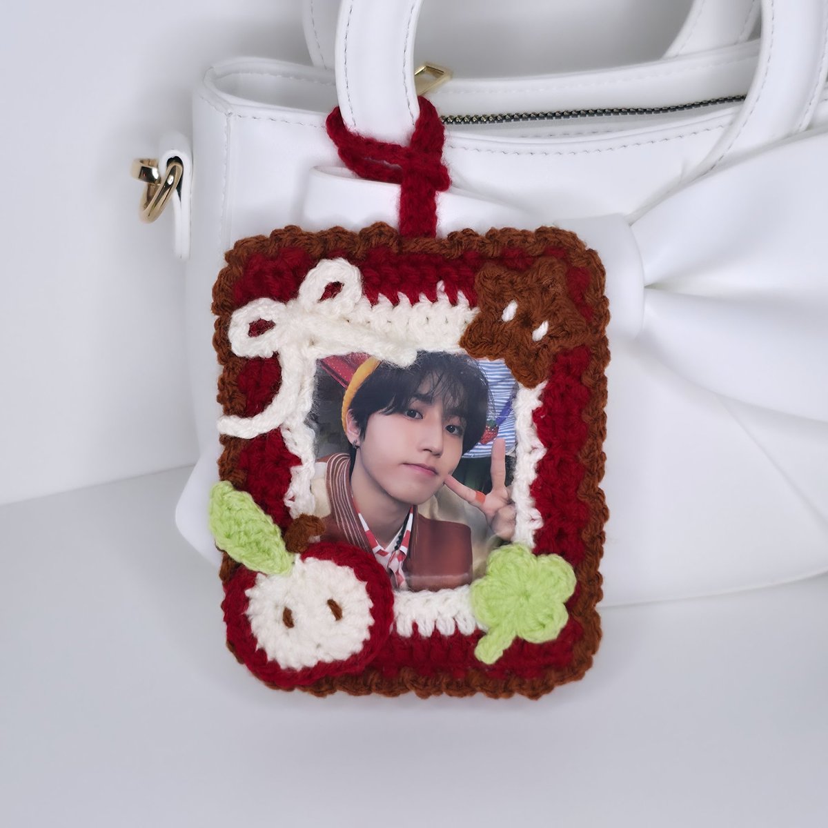 oddinent's tweet image. five new styles of photocard holder are now available! 🍀🍎  oddinent.com/shop/shopkpop/… 🎀

modelled by:

🤍 Han Jisung Stray Kids
🤍 Hyunjin Stray Kids
🤍 Megan Katseye
🤍 Leehan Boynextdoor
🤍 Matthew Zerobaseone