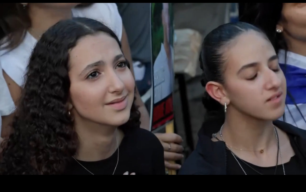 pier_falasca's tweet photo. ECCOLI, SIGNORE E SIGNORI DELLA SINISTRA, GLI OSTAGGI CHE AVETE PER ANNI RIMOSSO.  

Aver rimosso la questione degli ostaggi israeliani nelle mani di Hamas dal discorso pubblico sulla guerra a Gaza è, a mio avviso, la più grande colpa politica e morale della sinistra europea - e di quella italiana in particolare. Per mesi, in gran parte del dibattito progressista si è taciuto o glissato sulla sorte di centinaia di uomini, donne, bambini, anziani rapiti il 7 ottobre. Come se la violenza di Hamas fosse un dettaglio scomodo, da lasciare sullo sfondo per non disturbare una narrativa costruita solo attorno alla sofferenza palestinese. 

Oggi, nel giorno della liberazione dei venti ostaggi ancora in vita e della consegna dei resti di quelli morti durante la prigionia, qualcuno forse comprenderà davvero cosa ha significato il 7 ottobre per la società israeliana. Non un “episodio”, ma un trauma collettivo fondativo. Da quel giorno, Israele non è più lo stesso, non necessariamente per il meglio. 

L'incattivimento della società israeliana andava compreso e non solo demonizzato: la ferita andava riconosciuta, prima di elaborare qualsiasi giudizio politico sulla reazione israeliana.  

Si può - e si deve - discutere delle scelte sbagliate e sproporzionate del governo Netanyahu. Si può criticare con rigore l’uso della forza, l’assenza di una strategia politica, il dramma umanitario di Gaza. 

Ma la premessa avrebbe dovuto essere chiara e innegabile: Hamas ha dichiarato guerra a Israele, e lo ha fatto nel modo più disumano possibile, usando i civili di entrambe le parti come bersagli e come scudi. 
Rimuovere questa premessa, o peggio, legittimare voci e tesi apertamente filo-Hamas, è un errore che resterà come una macchia nella storia politica del progressismo europeo contemporaneo.