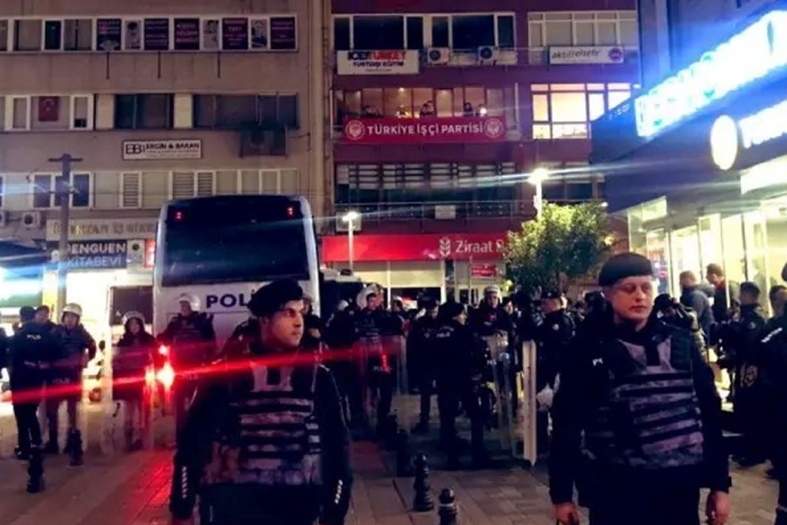 6 Şubat depremlerinin ardından depremzedeye çadır satan Kızılay'ı protesto eden 89 TİP üyesi ve yöneticisi gözaltına alınmıştı, bugün haklarında hapis cezası isteniyor.

Biz de halkın onuruna sahip çıkanların yanındayız! Bu davalar TİP'i yıldıramaz, aksine bir onurdur!