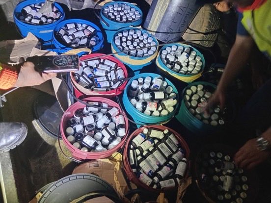 InsideOutNews_'s tweet image. BREAKING NEWS: Two illegal Zimbabwean foreigners have been arrested after they were caught with hundreds of medication from public healthcare facilities.